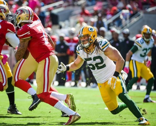 Packers Linebacker Clay Matthews chases 49ers QB Colin Kaepernick