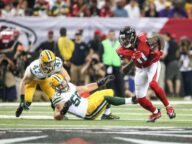 Falcons WR Julio Jones runs past two Packers' LBs