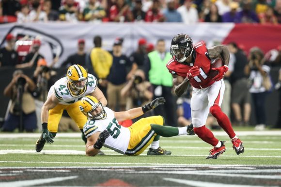 Falcons WR Julio Jones runs past two Packers' LBs